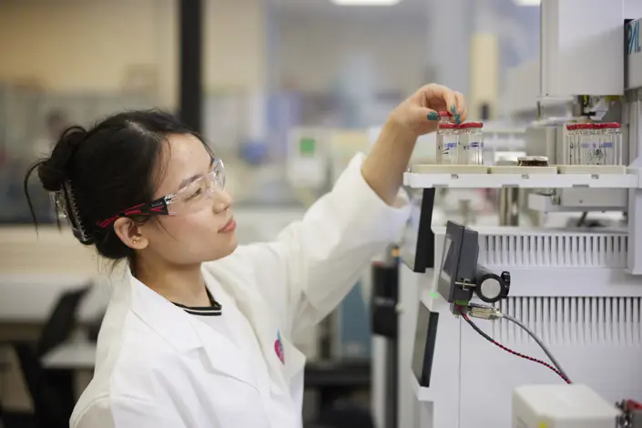 RSSL scientist using a GC-MS to perform nutritional testing