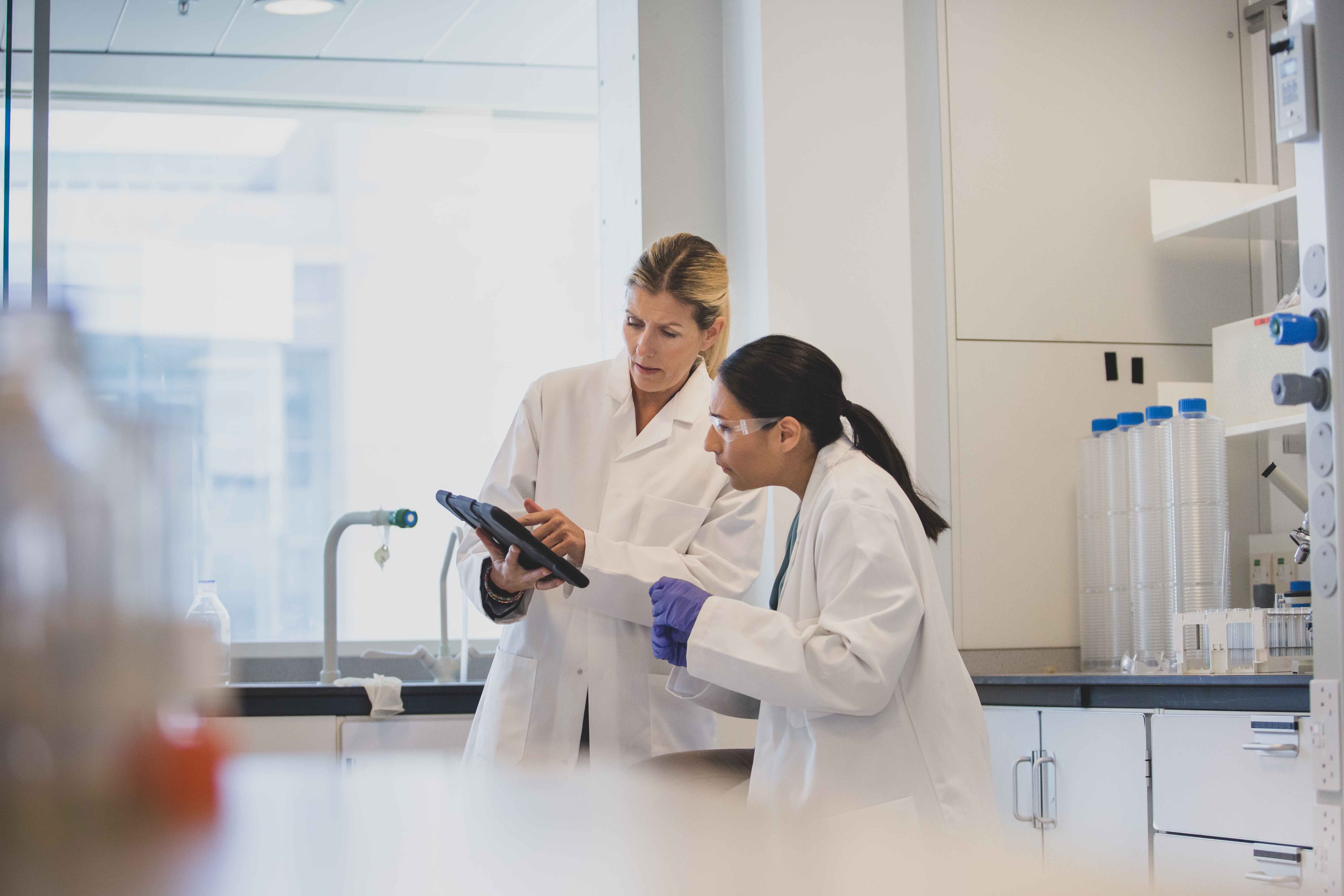 Two scientists discussing ai in the labs
